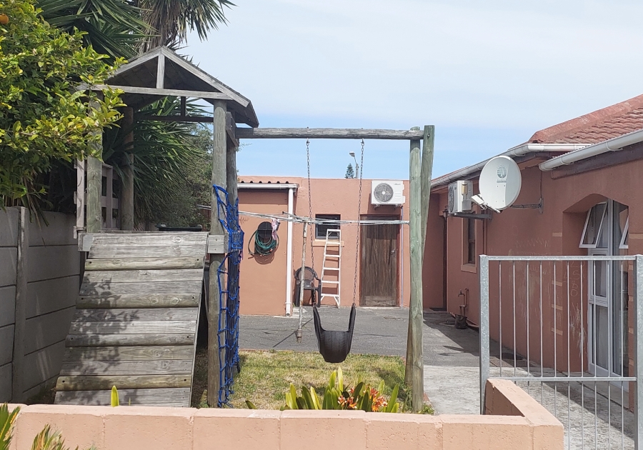 4 Bedroom Property for Sale in St Dumas Western Cape